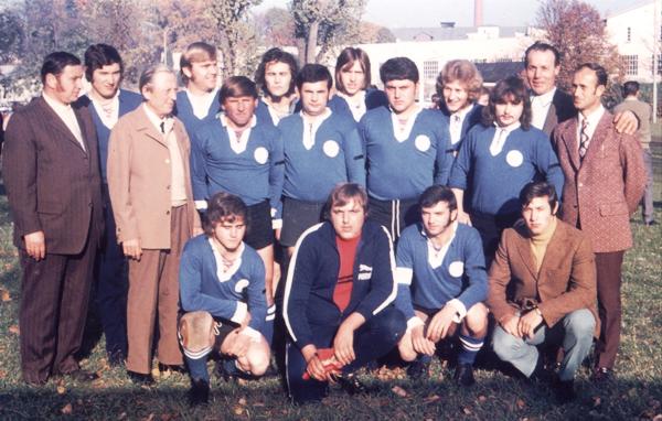 tl_files/Hauptverein/webseitenbilder/vereinschronik/1972_Mannschaft_1.jpg tl_files/Hauptverein/webseitenbilder/vereinschronik/1972_Mannschaft_1.jpg